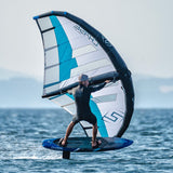 Chase WB-ML Midlength Foilboard blau-weiß mit Segel, Foiling-Action auf dem Wasser
