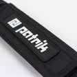 Patrik Footstraps schwarz mit weißem Branding, Detailansicht des Logos auf Neopren-Material