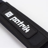 Patrik Footstraps schwarz mit weißem Branding, Detailansicht des Logos auf Neopren-Material