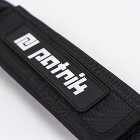 Patrik Footstraps schwarz mit weißem Branding, Detailansicht des Logos auf Neopren-Material