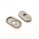 Patrik Footstraps Metallplatten oval mit Befestigungsloch, Draufsicht auf zwei silberne Edelstahlkomponenten