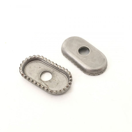 Patrik Footstraps Metallplatten oval mit Befestigungsloch, Draufsicht auf zwei silberne Edelstahlkomponenten