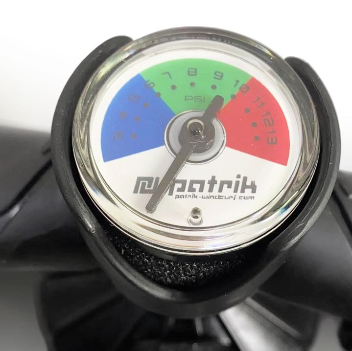 Patrik Wing Pump mit Druckanzeige in Blau, Grün und Rot, Frontansicht des Manometers mit schwarzem Griff