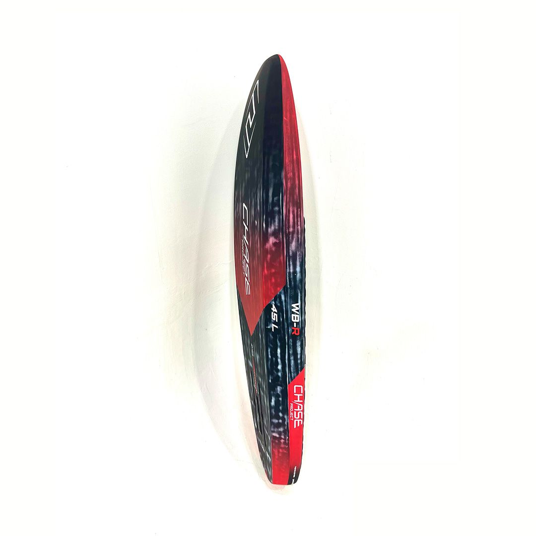 Chase WB-R Wingfoil Raceboard in Schwarz und Rot, Seitenansicht des schmalen Performance-Boards