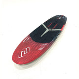 Chase WB-R Wingfoil Raceboard, Schwarz-Rot, Draufsicht, kompaktes Rennbrett mit Carbon-Oberfläche und aerodynamischem Design