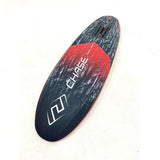 Chase WB-R Wingfoil Raceboard in Rot und Schwarz, Draufsicht auf das Sportgerät mit Textureoberfläche