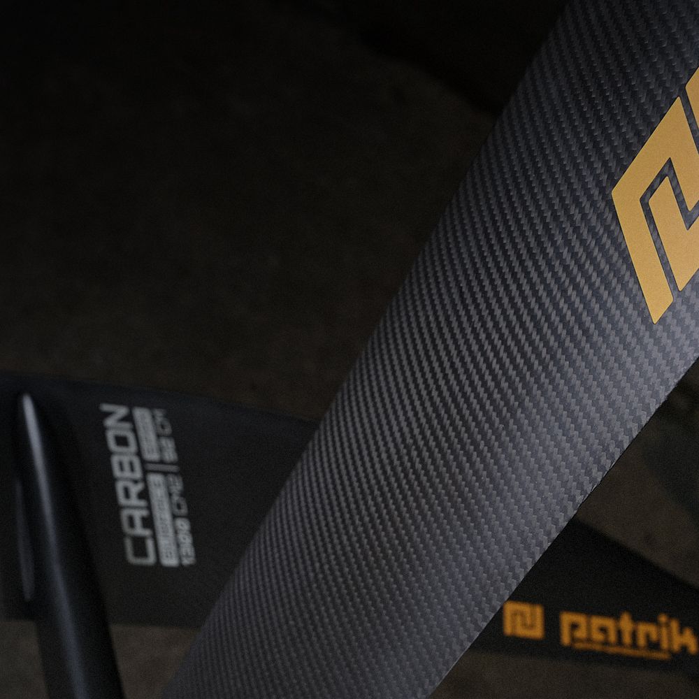 Patrik Foil Set HF Wave Style, schwarzes Carbon-Foil mit goldenem Logo, detaillierte Nahaufnahme