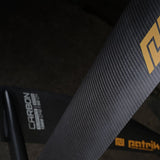 Patrik Foil Set HF Wave Style, schwarzes Carbon-Foil mit goldenem Logo, detaillierte Nahaufnahme