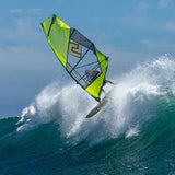 Patrik QTS-Wave Windsurfegel in Neongelb und Grau, in Aktion auf einer Welle, Frontalansicht