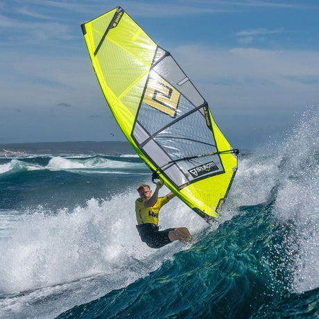 Patrik QTS-Wave Windsegel neongelb-grau, in Aktion auf dem Wasser, Windsurfer in Welle, Frontalansicht
