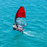 Patrik Race MA Gen2 Windsurfboard mit rotem Segel auf türkisblauem Wasser, Draufsicht