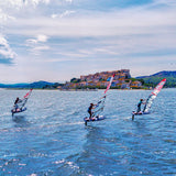 Patrik Race HA Gen2 Windsurfboard in Aktion auf dem Wasser mit Windsurfern in Küstenlandschaft