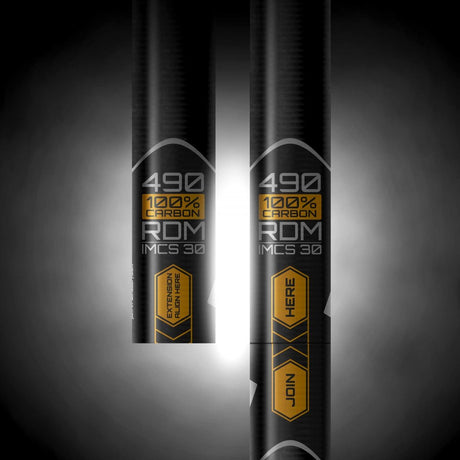 Patrik Mast RDM 100% Carbon Mast 490 mit 100% Carbon Konstruktion, schwarzer Schaft mit goldenem Branding und technischen Spezifikationen, Frontalansicht