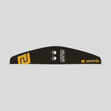 Patrik Foil Back Wing in Schwarz mit gelbem Logo, Seitenansicht auf grauem Hintergrund