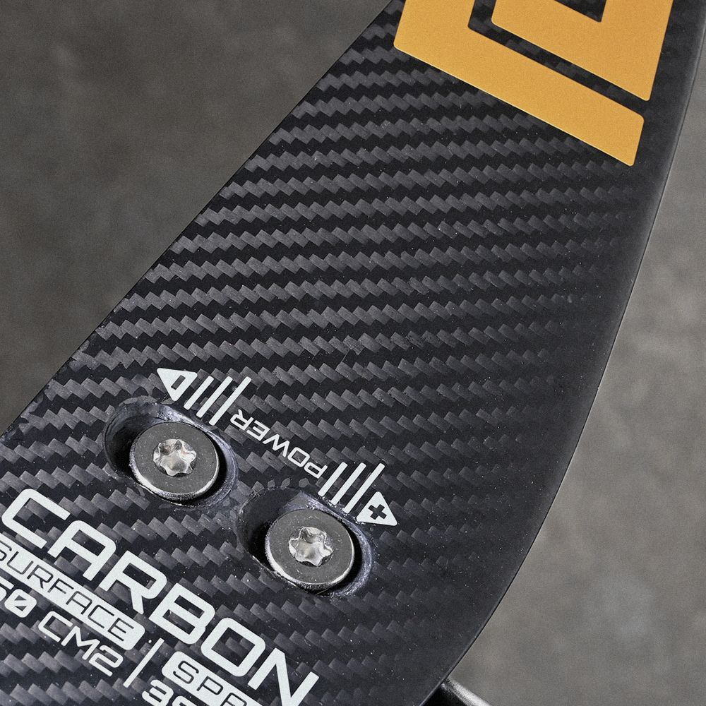 Patrik Foil Set HF Wave Style, schwarzes Carbon-Deck mit gelbem Logo, Draufsicht der Tragfläche