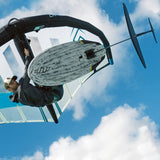 Chase WB-X Foilboard grau mit Tragegriff, Unteransicht gegen blauen Himmel