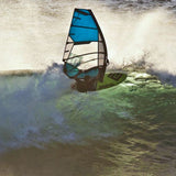 Patrik X-Cross X-Ply Windsegel blau-weiß mit schwarzem Gestänge beim Wellenritt im Wasser